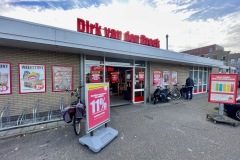 Zwanenburg,  Dennenlaan 1-19 & 17A t/m 17H (Dirk supermarkt, 6 solitaire winkelunits en  8 appartementen)