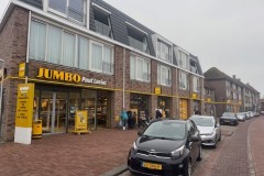 Hoogerheide, winkelcentrum de Suijkerpoort (Jumbo supermarkt, 6 solitaire winkelunits en parkeerterrein).
